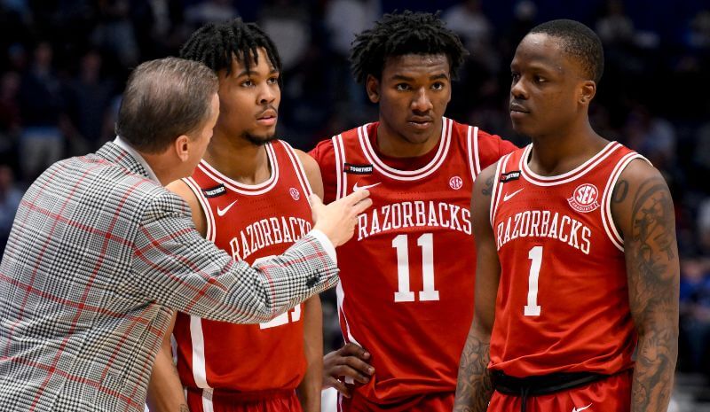 Arkansas Razorbacks head coach John Calipari talks with guard D.J. Wagner (21), forward Karter Knox (11), and guard Johnell Davis (1).