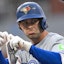 El segunda base de los Toronto Blue Jays, Ernie Clement (22), reacciona después de conectar un sencillo.