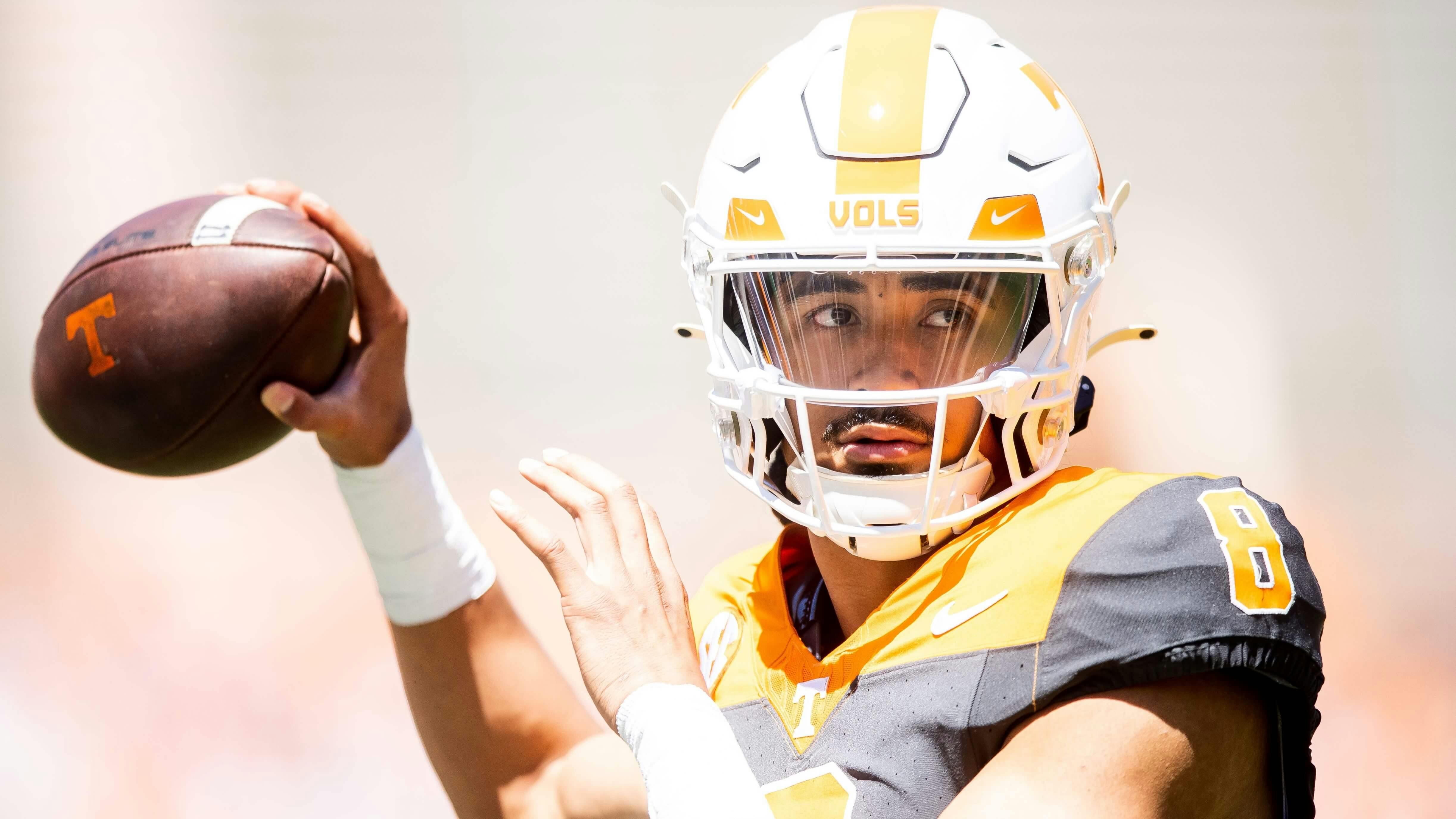 Tennessee Volunteers quarterback Nico Iamaleava in NCAAF action.