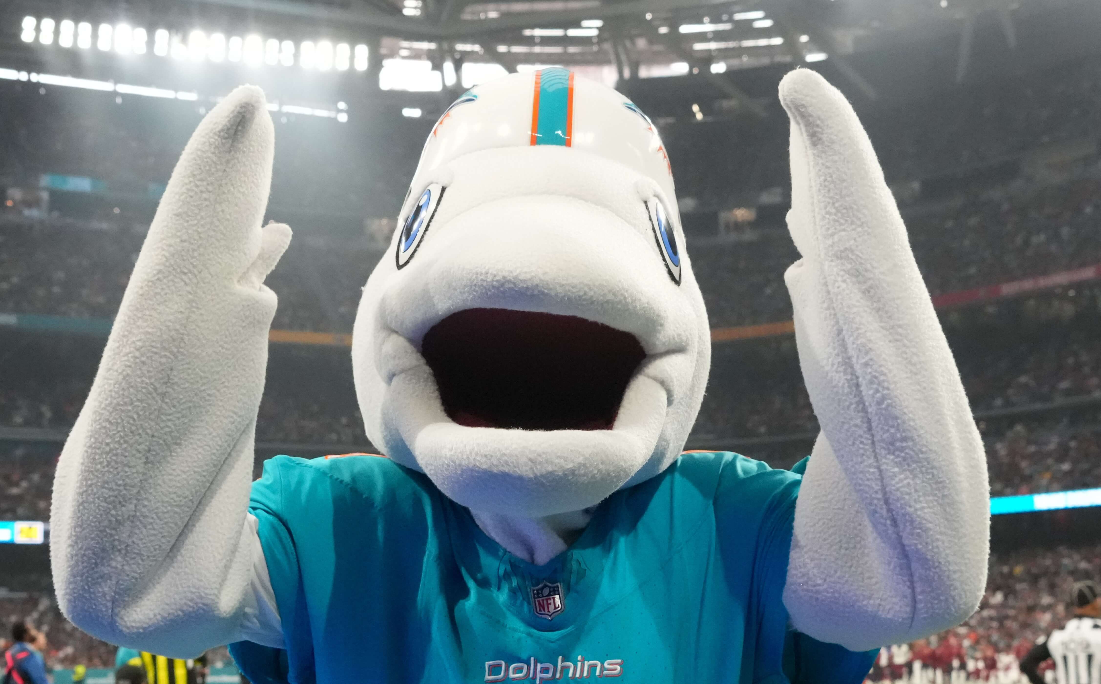 How To Bet - The Best Super Bowl Party in Miami: Neon Lights and Five-Star Flavor