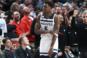 Timberwolves vs Lakers Prediction, Picks & Odds for Tonight’s NBA Game