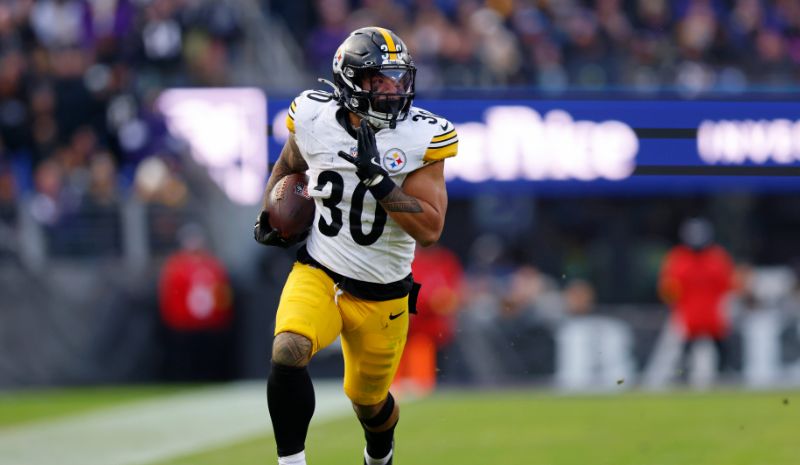 Pittsburgh Steelers running back Jaylen Warren (30) runs with the ball.