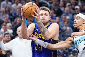 Lakers vs Grizzlies Prediction, Picks & Odds for Tonight’s NBA Game