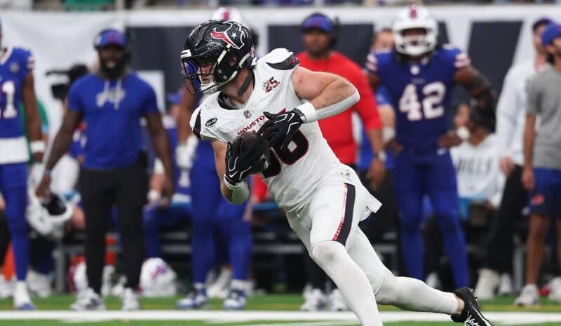 Houston Texans tight end Dalton Schultz (86) runs with the ball.