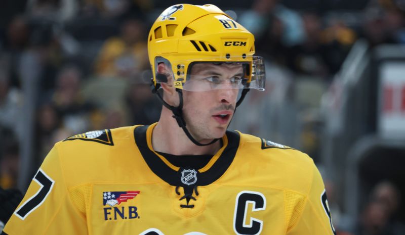 Pittsburgh Penguins center Sidney Crosby (87) looks on.