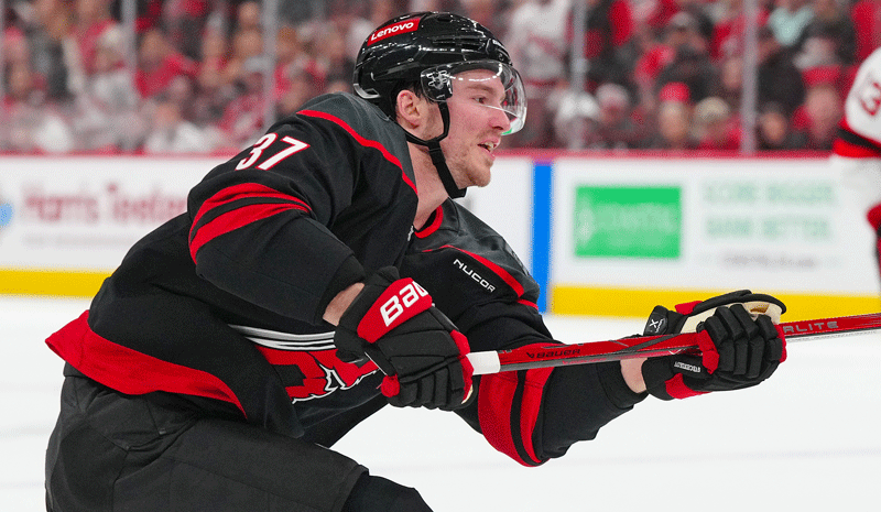 Capitals vs Hurricanes Prediction, Picks & Odds for Tonight’s NHL Playoffs Game 3