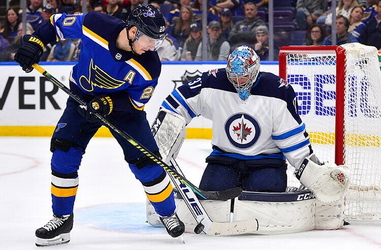 Alex Steen tries to score against Connor Hellebuyck.