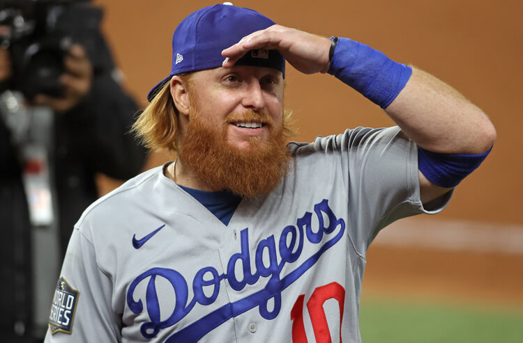 MLB public betting, line movement, sharp money October 25